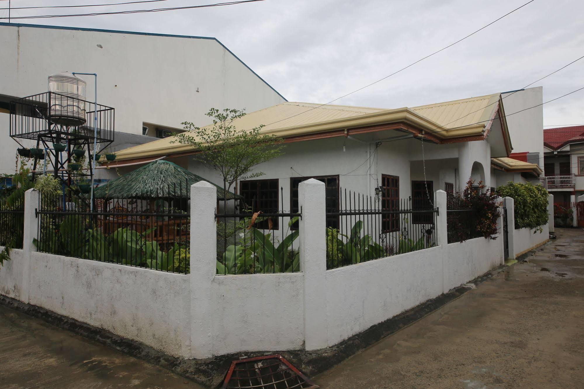 Dee Guest House Lapu-Lapu City Exteriör bild